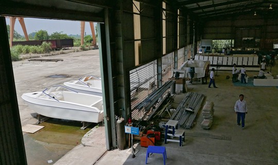 Xưởng đóng tàu này là nơi ông Fan-Ta cùng các công nhân đang sử dụng vật liệu polypropylen copolymer vào chế tạo ca nô, tàu thuyền tại Việt Nam Ảnh Việt Dũng