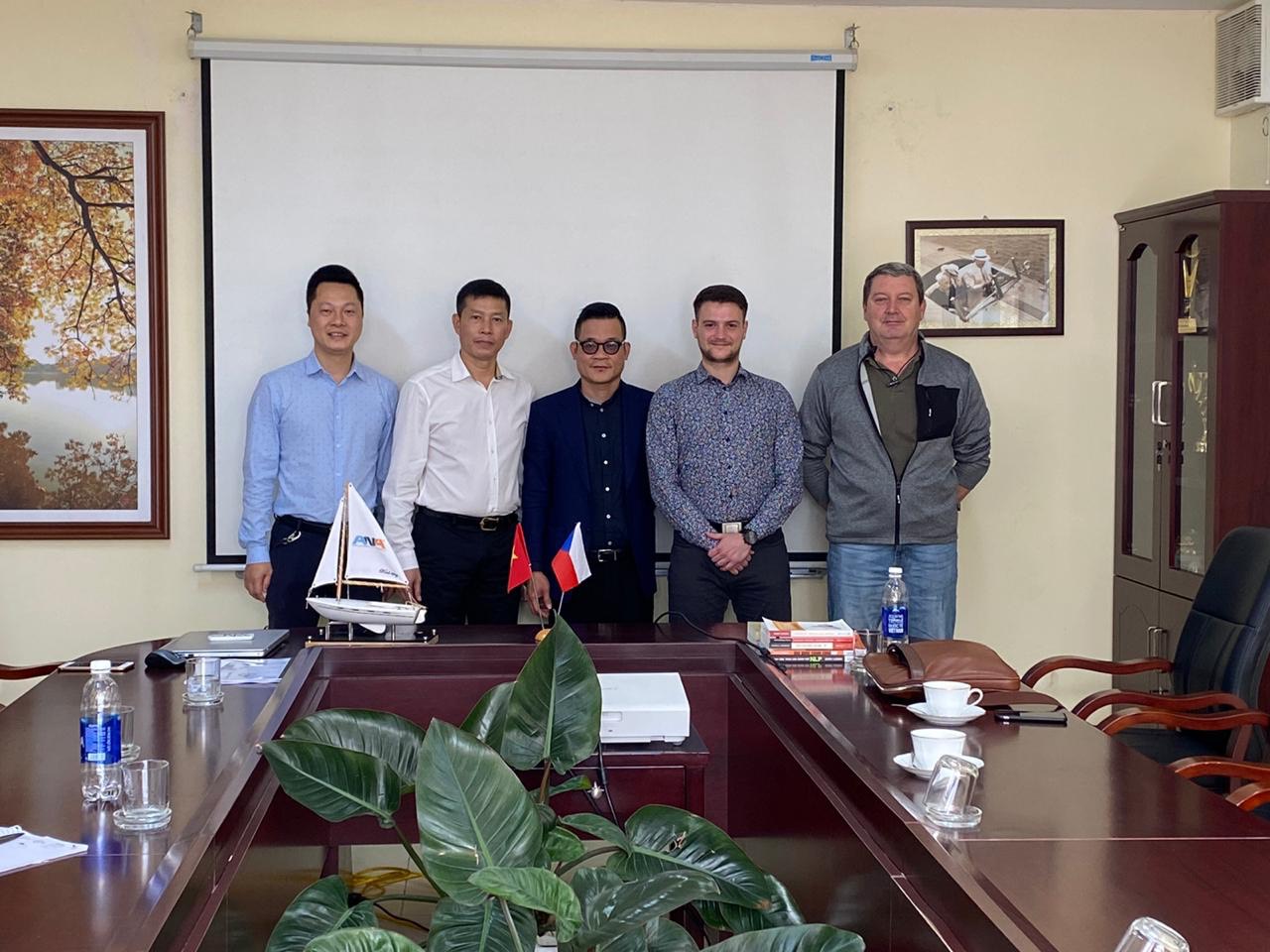 Ngài Ondrej VANAC đến thăm và làm việc tại Công ty James Boat