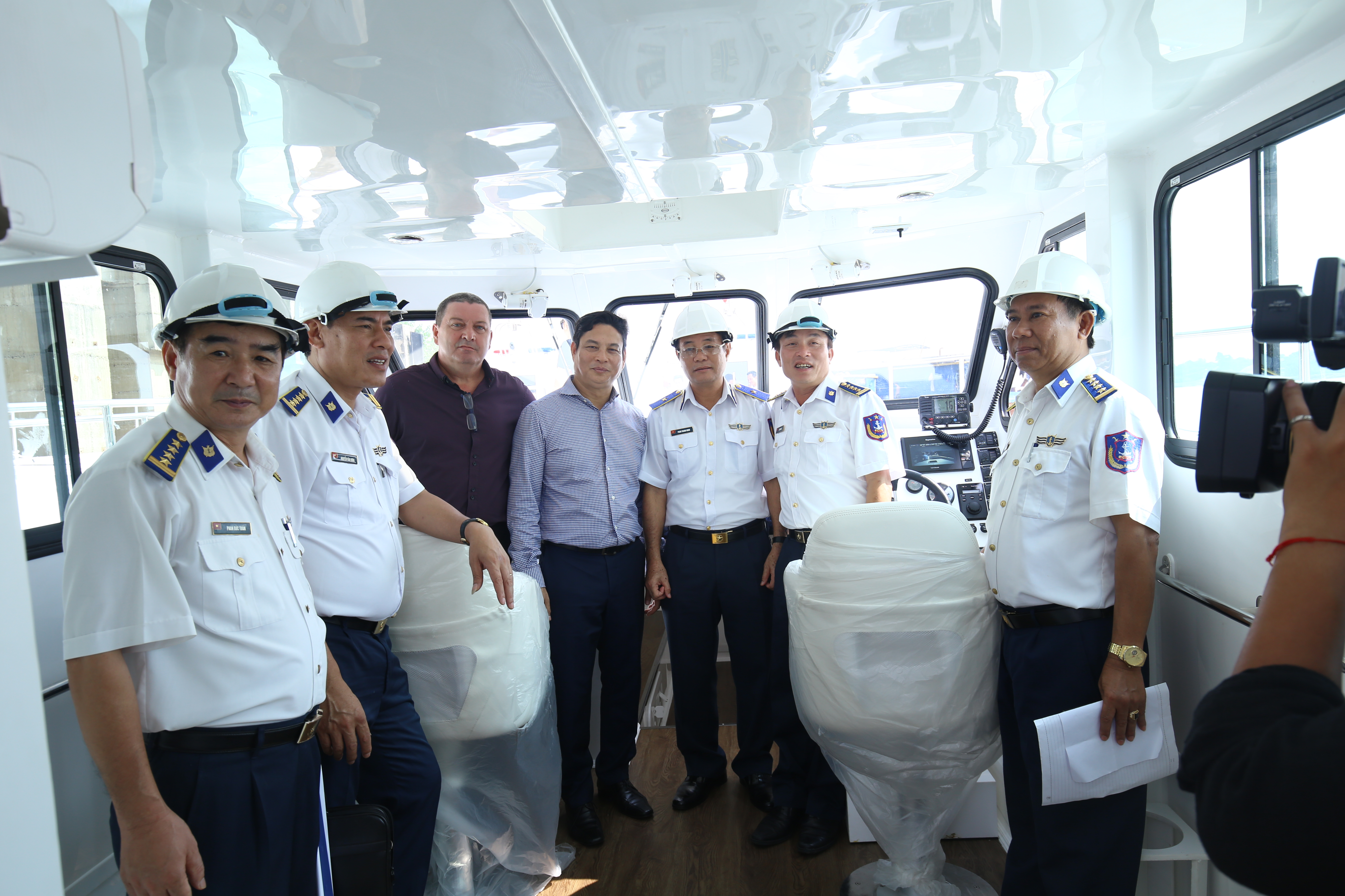 CTHĐQT Nguyễn Kim Sơn Chụp Hình cùng Thiếu tướng Phan Thanh Minh, Phó Tư lệnh Cảnh sát biển